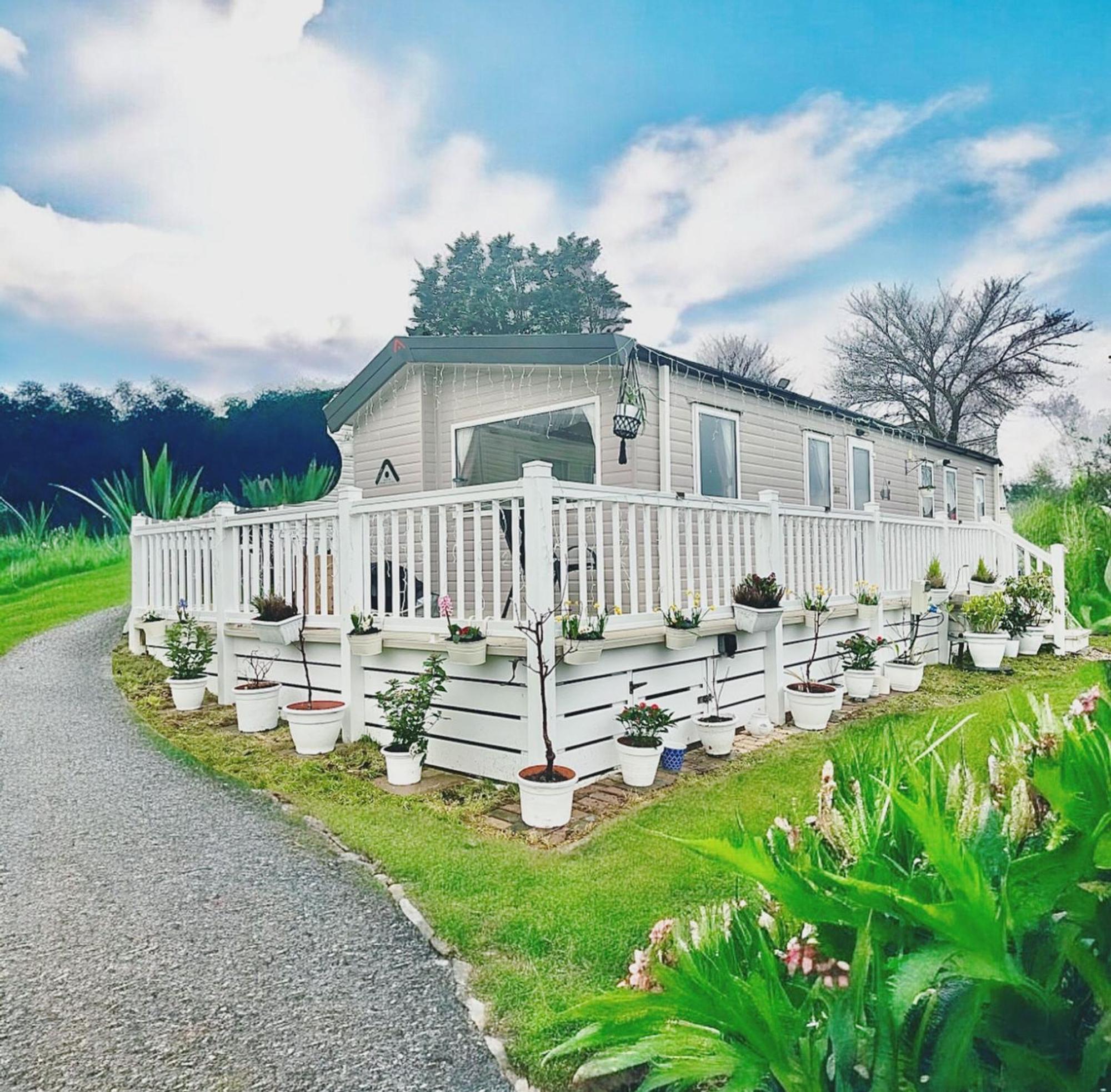 Cozy Newquay With Private Hot Tub, Fir Pit Table And 3 Bedrooms, Sleeps 9 * New Quay